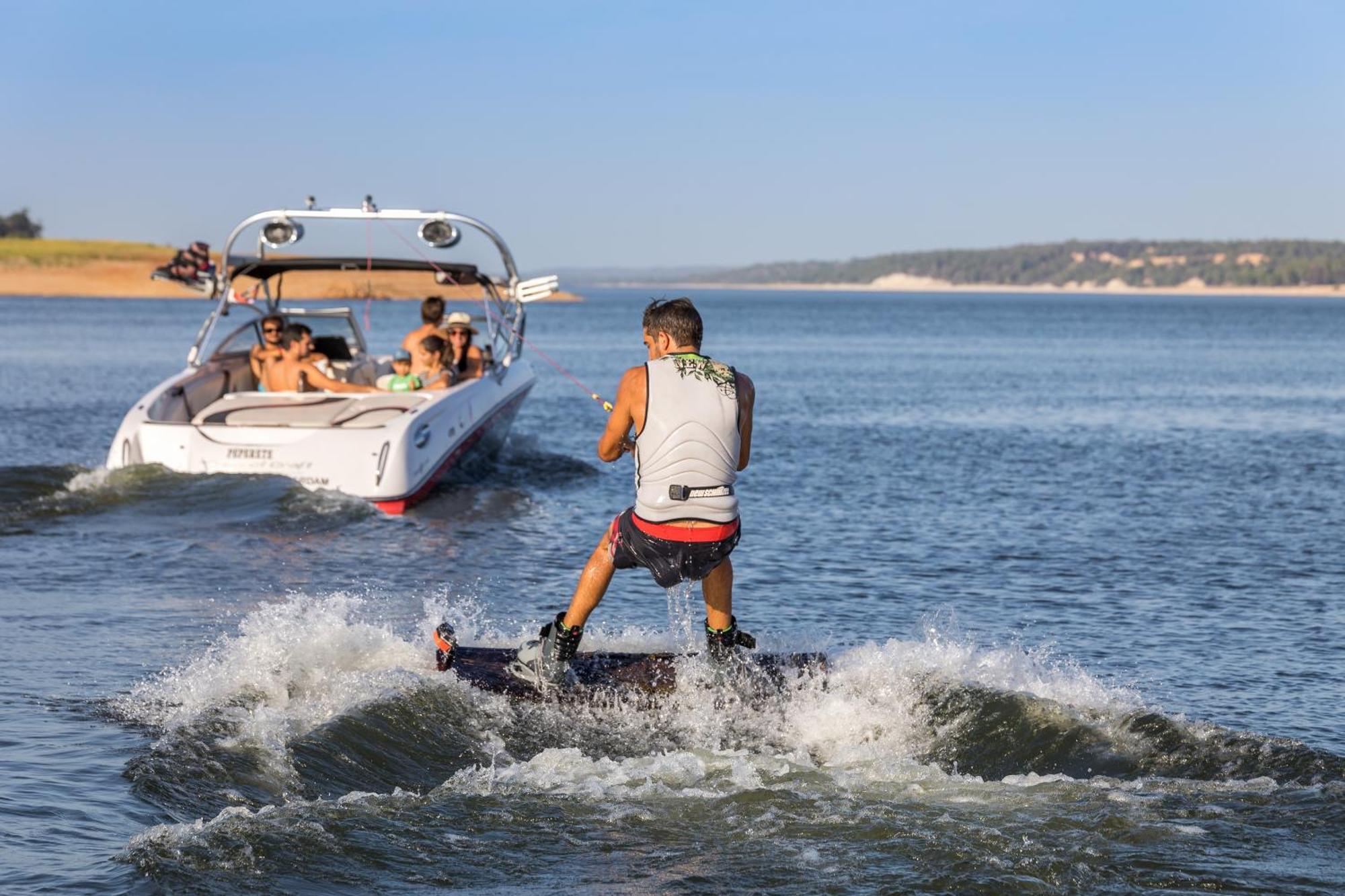 Ap Lago Montargil - Conference & Spa Екстериор снимка A wakeboarder