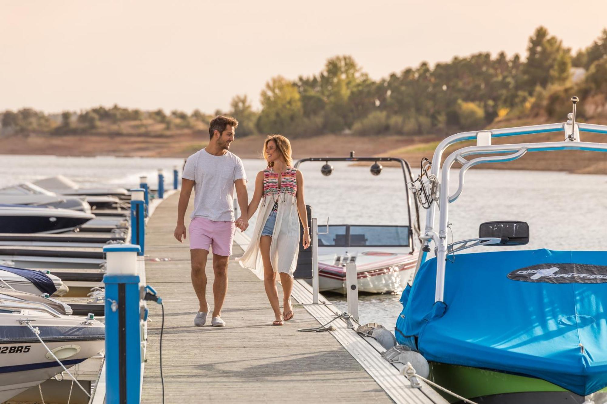 Ap Lago Montargil - Conference & Spa Екстериор снимка A couple walking on a dock at Lake Pleasant